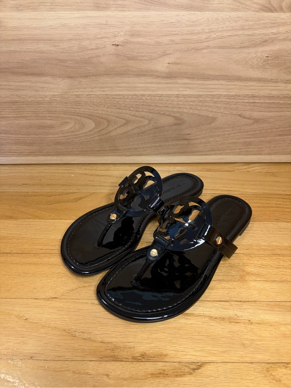 Tory Burch Black Miller Patent Leather Logo Thong Sandals - Size 5.5